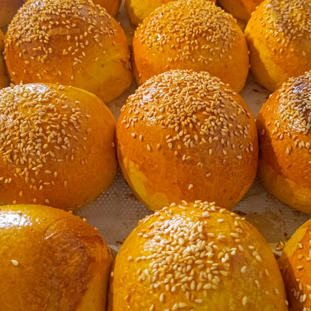 Pan-de-Hamburguesa-de-Masa-Madre-con-Cúrcuma-La-Mimosa-Bread